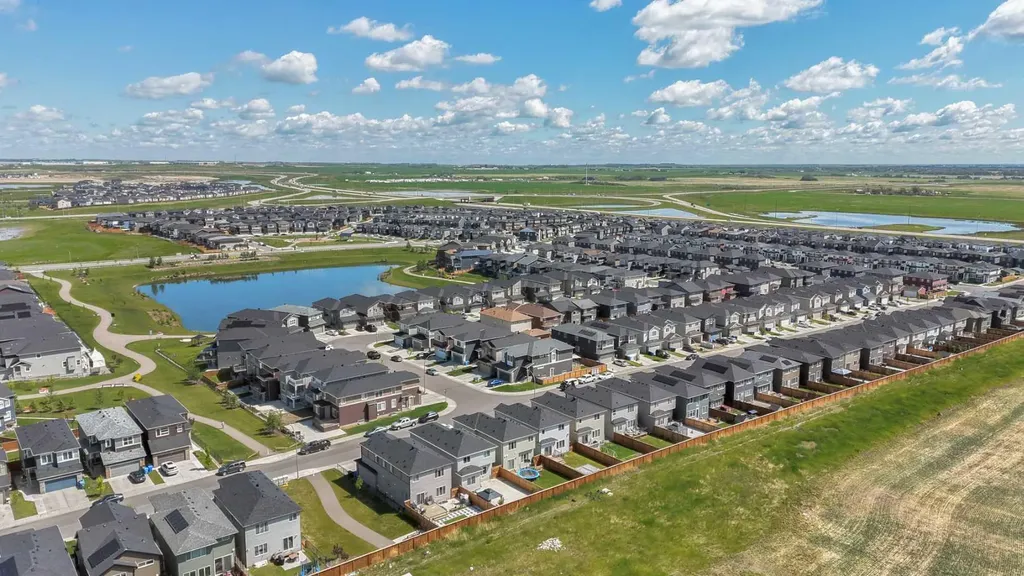 349 Corner Meadows Way NE Calgary AB T3N1Y6