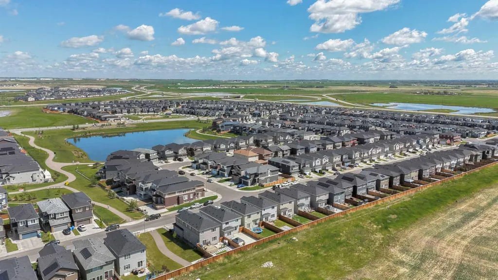 349 Corner Meadows Way NE Calgary AB T3N1Y6