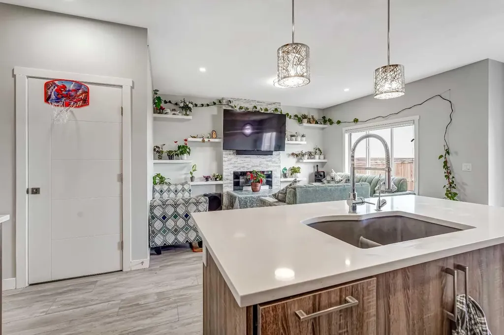 349 Corner Meadows Way NE Calgary AB T3N1Y6