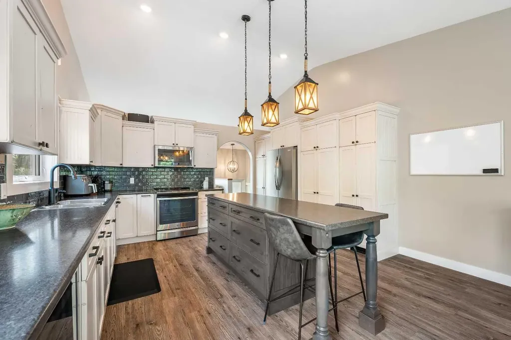 3805 65 Avenue Lloydminster AB T9V 2W6