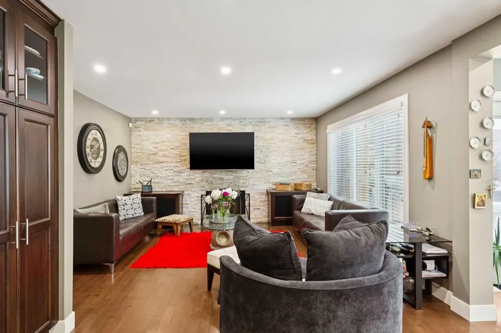 41 Sidon Crescent SW Calgary AB T3H2B5