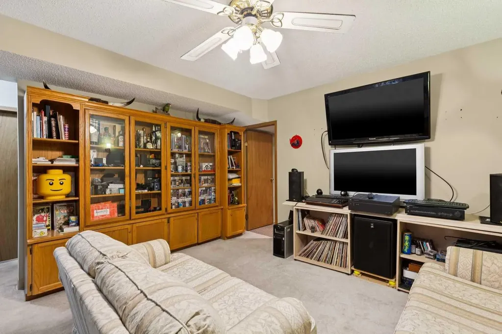 41 Sidon Crescent SW Calgary AB T3H2B5
