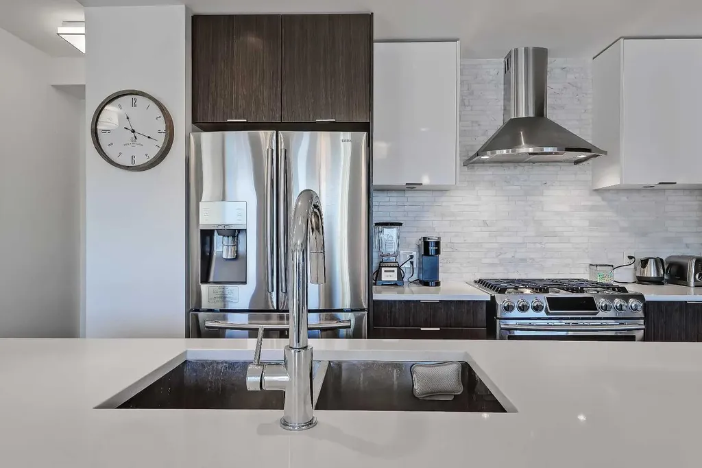 930 6 Avenue SW Calgary AB T2P 1J3