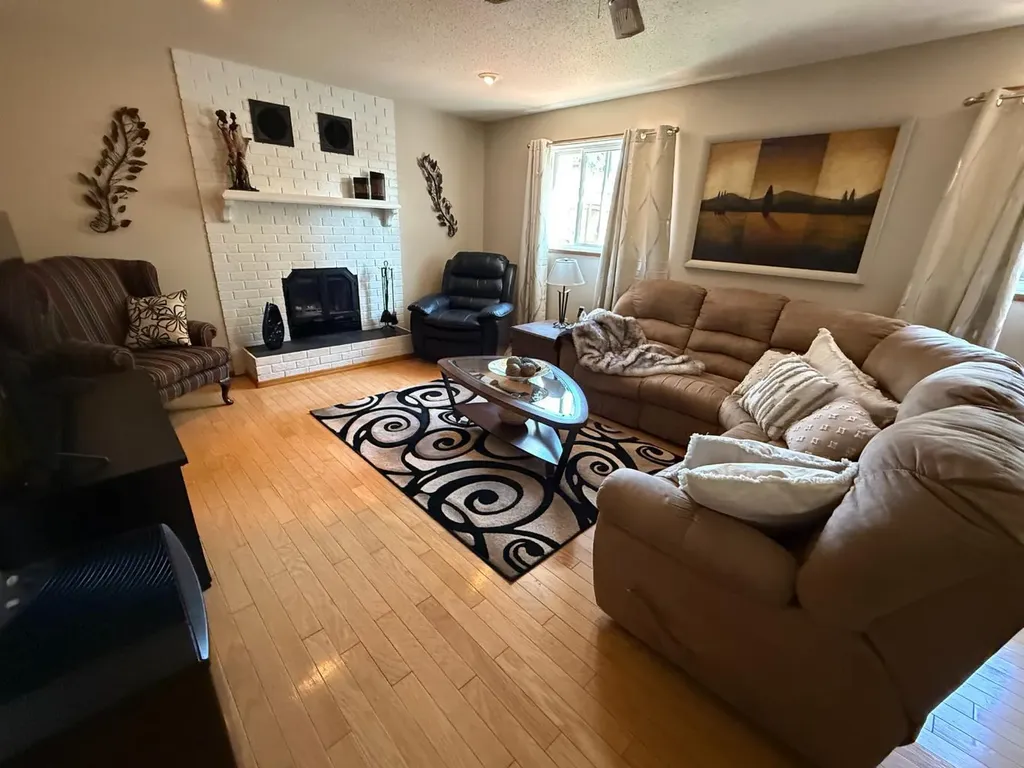 11 Virginia Avenue Whitecourt AB T7S 1H2