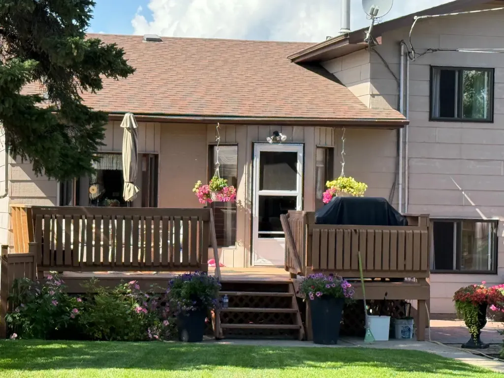 11 Virginia Avenue Whitecourt AB T7S 1H2