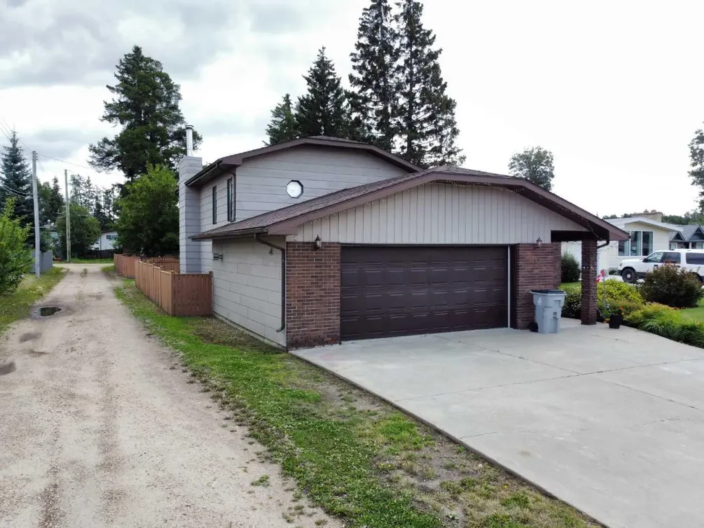 11 Virginia Avenue Whitecourt AB T7S 1H2