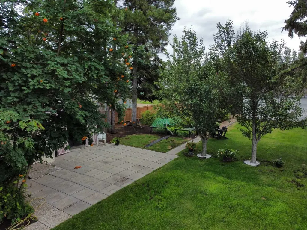 11 Virginia Avenue Whitecourt AB T7S 1H2