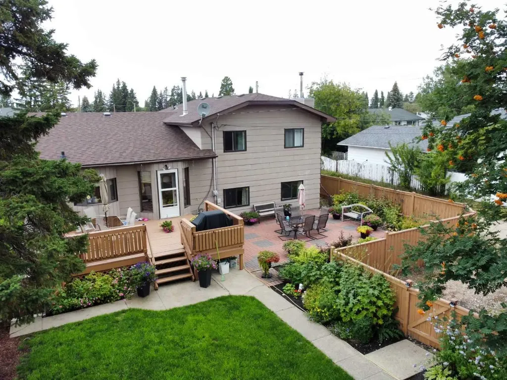 11 Virginia Avenue Whitecourt AB T7S 1H2