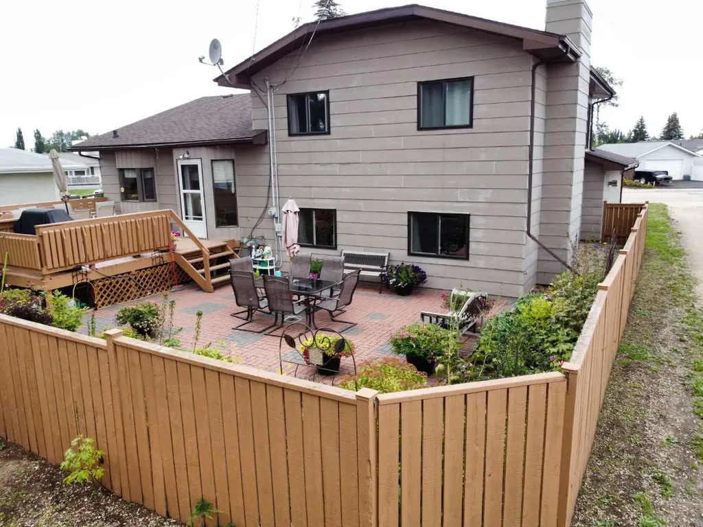 11 Virginia Avenue Whitecourt AB T7S 1H2