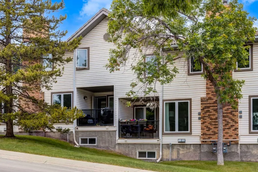 88 Coachway Gardens SW Calgary AB T3H 2V9