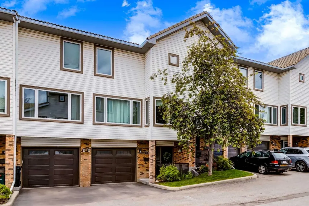88 Coachway Gardens SW Calgary AB T3H 2V9