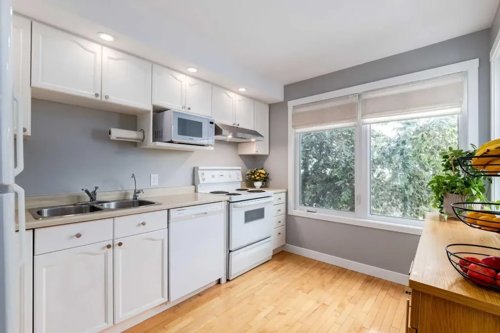 88 Coachway Gardens SW Calgary AB T3H 2V9