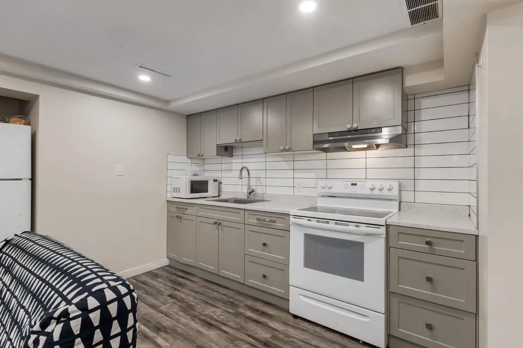 2024 43 Street SE Calgary AB T2B 1H4