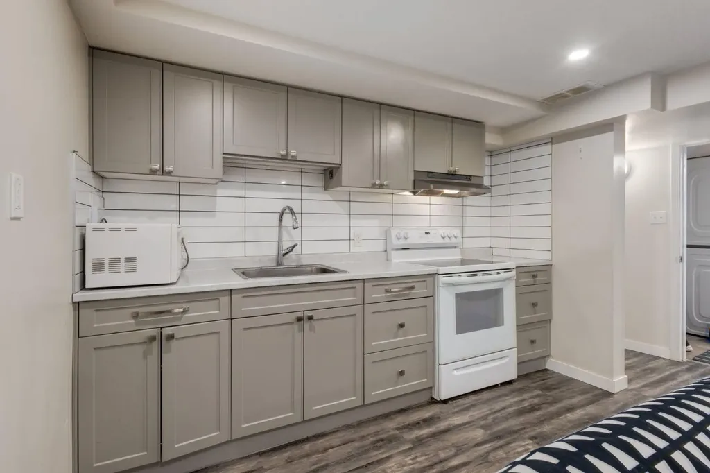 2024 43 Street SE Calgary AB T2B 1H4