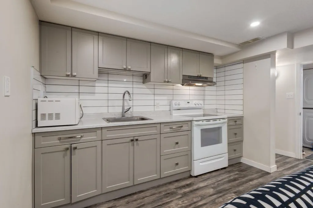 2024 43 Street SE Calgary AB T2B 1H4