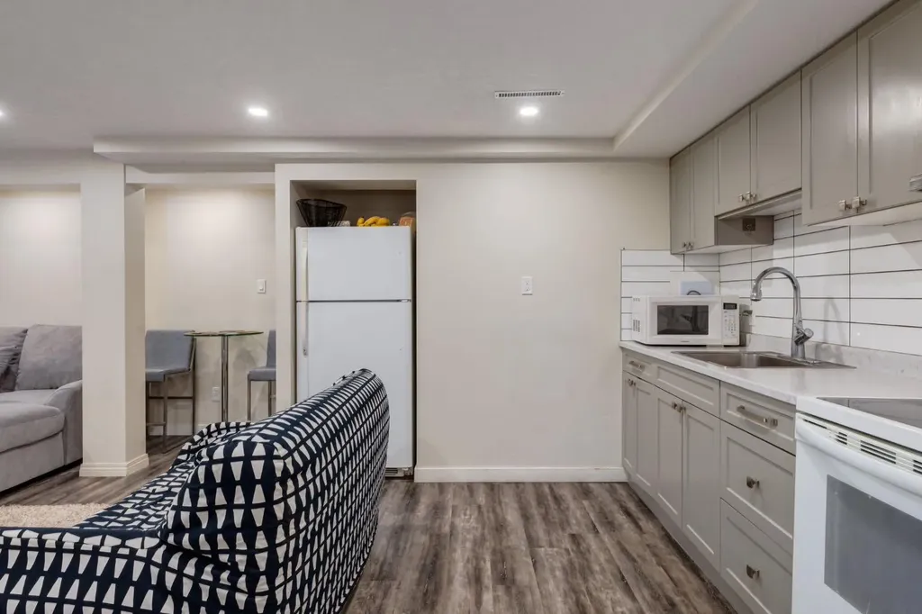 2024 43 Street SE Calgary AB T2B 1H4