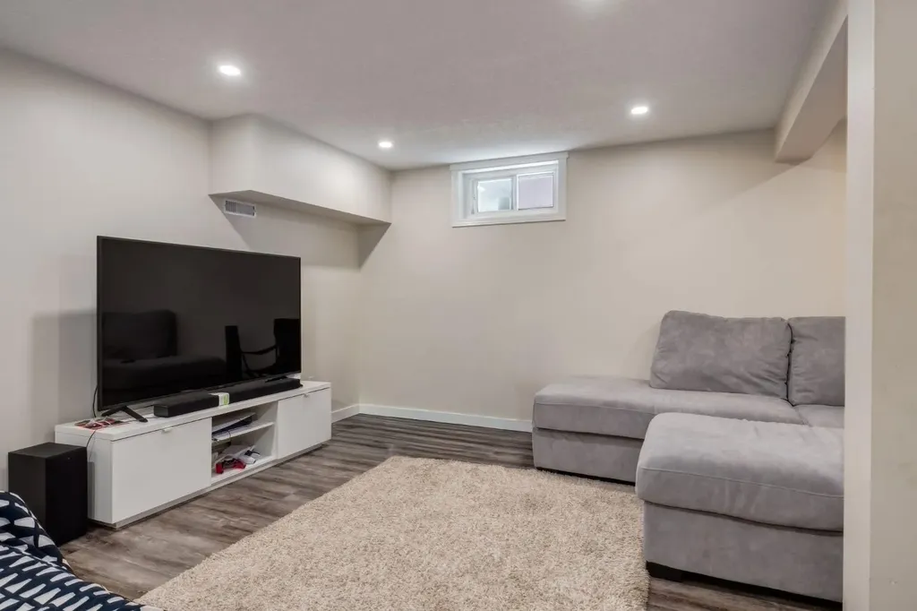 2024 43 Street SE Calgary AB T2B 1H4