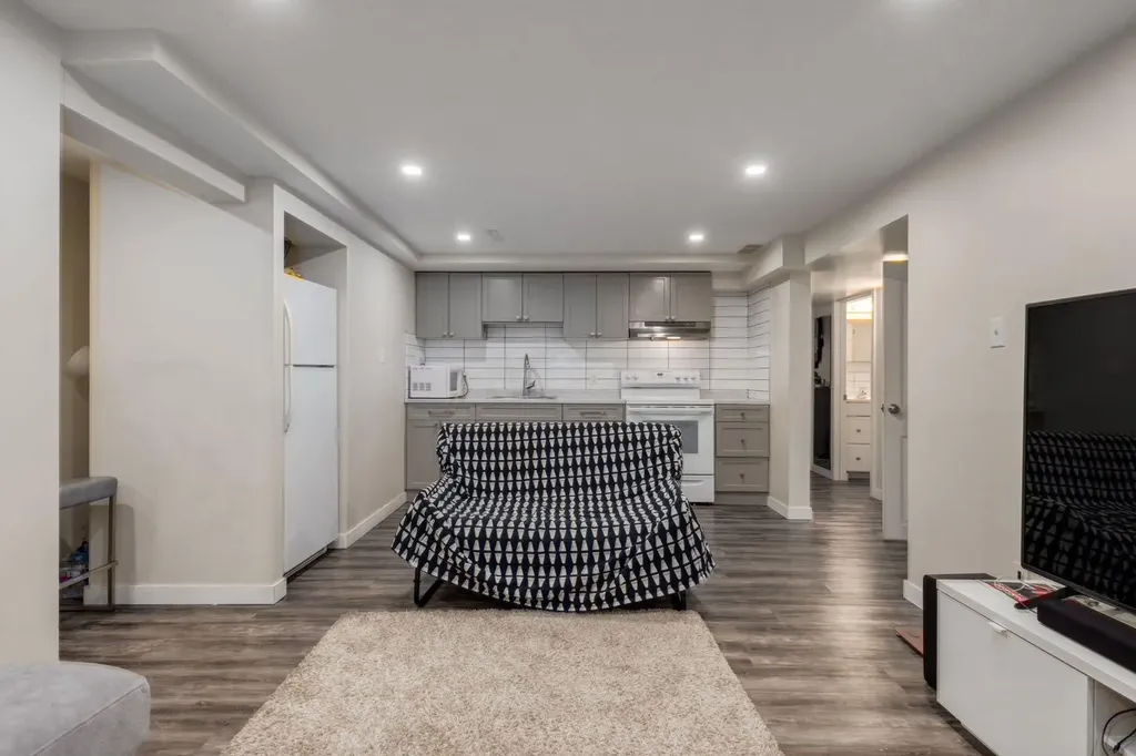 2024 43 Street SE Calgary AB T2B 1H4