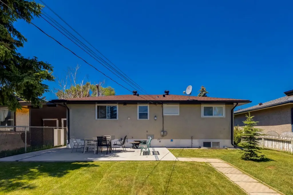 2024 43 Street SE Calgary AB T2B 1H4