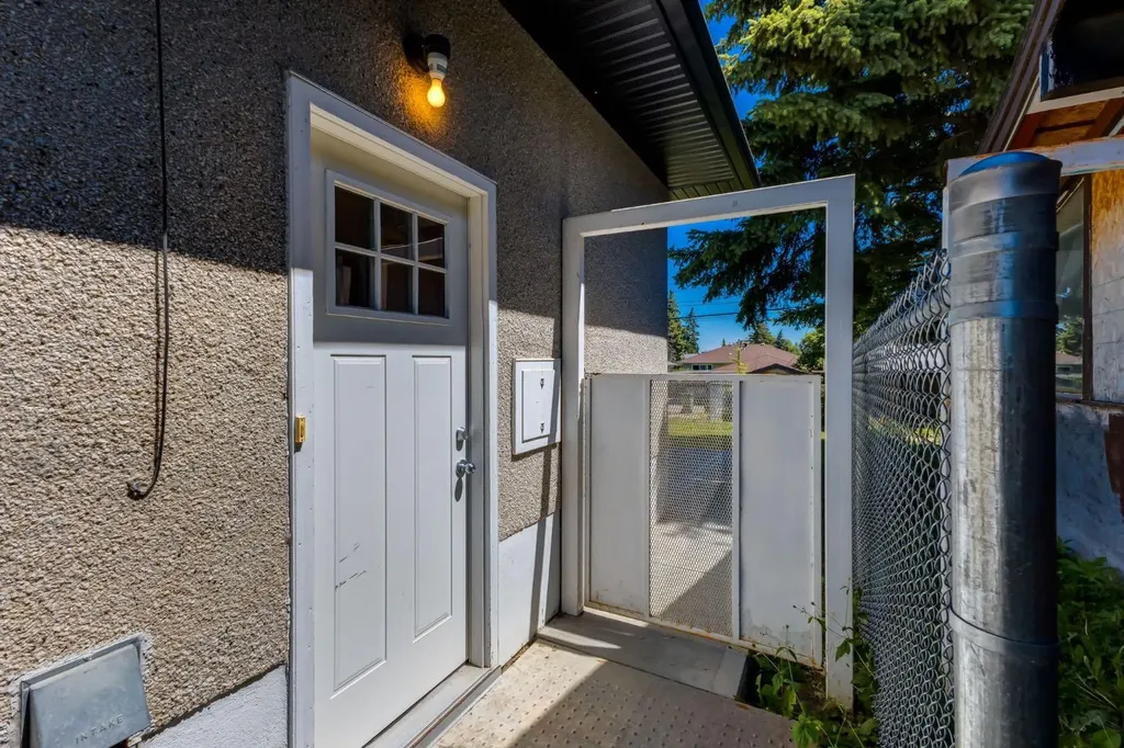 2024 43 Street SE Calgary AB T2B 1H4