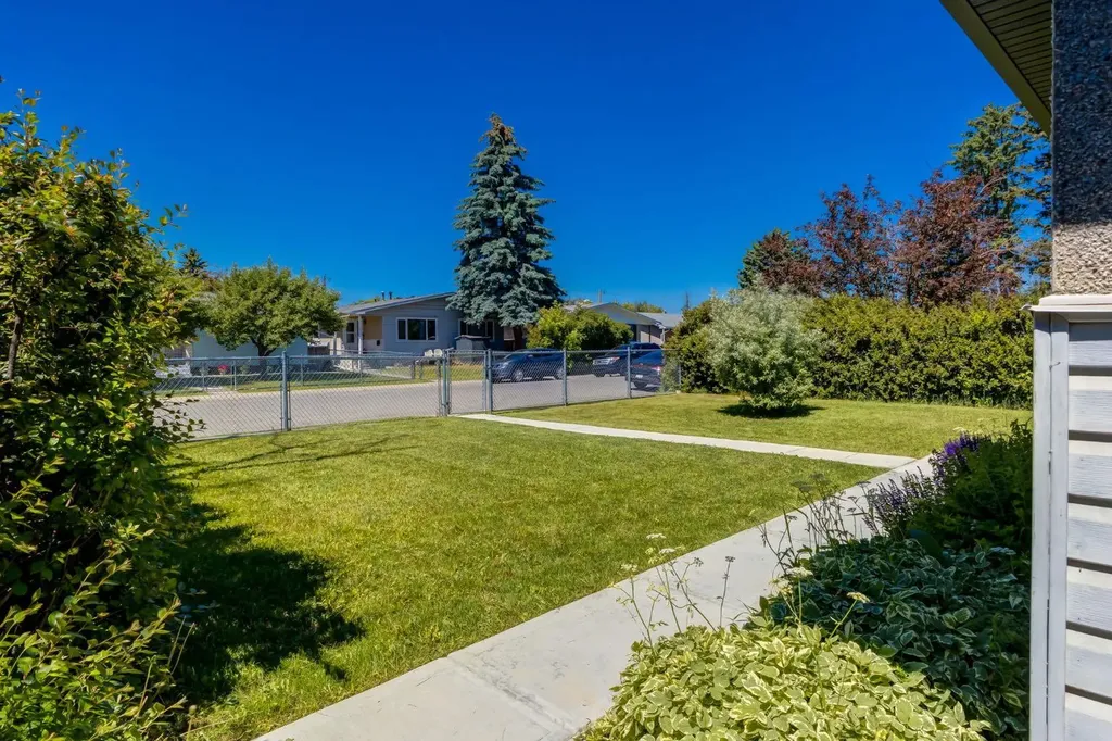 2024 43 Street SE Calgary AB T2B 1H4