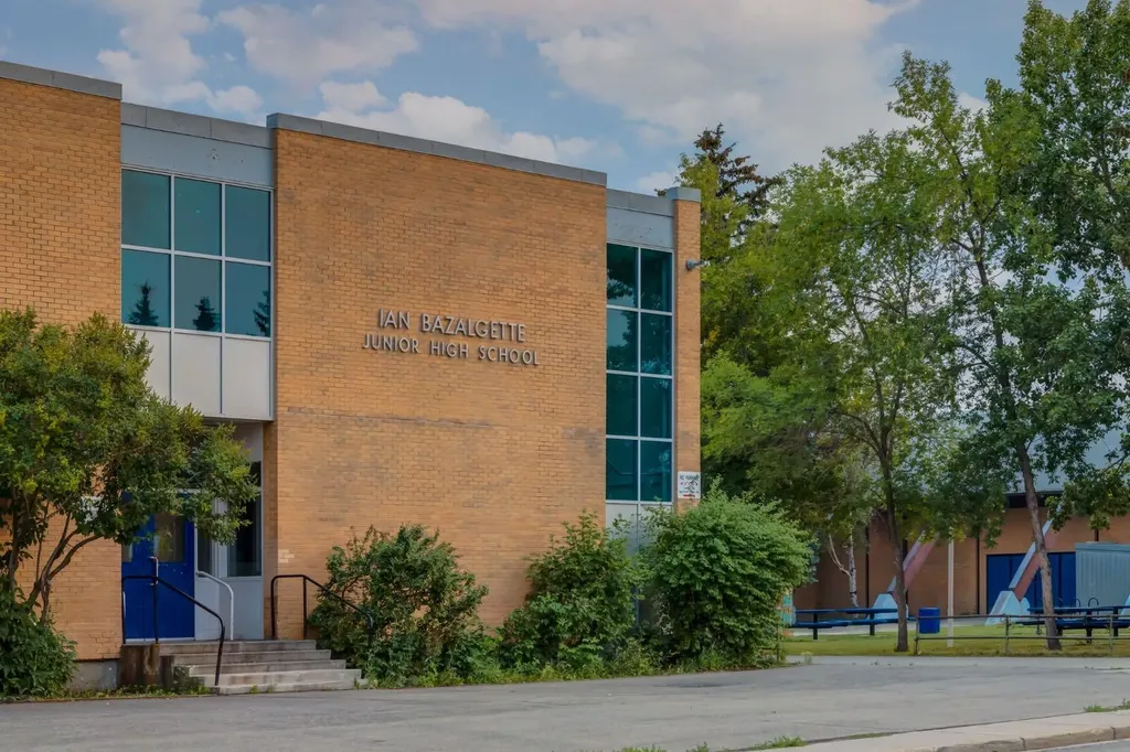 2024 43 Street SE Calgary AB T2B 1H4