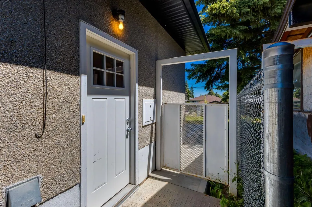 2024 43 Street SE Calgary AB T2B 1H4