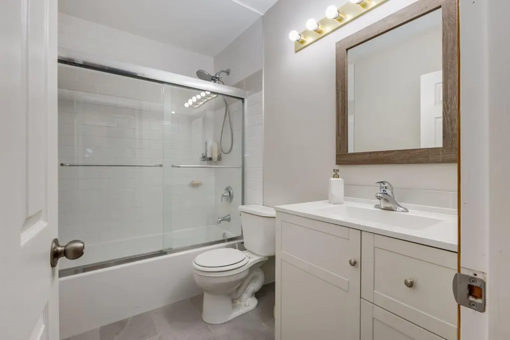 2024 43 Street SE Calgary AB T2B 1H4