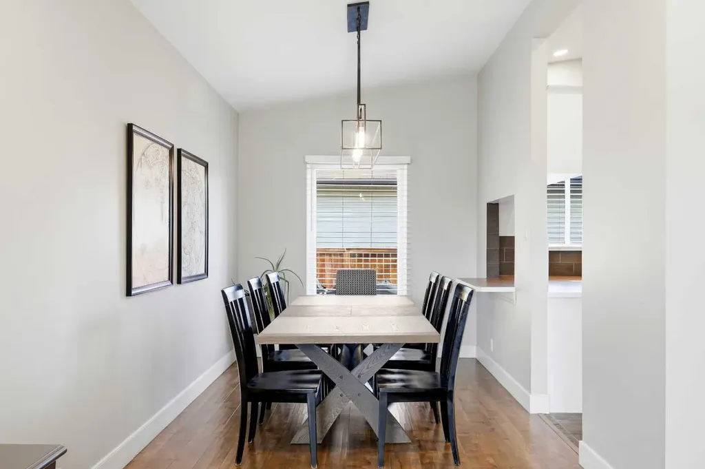 2516 63 Avenue SW Calgary AB T3E5J5