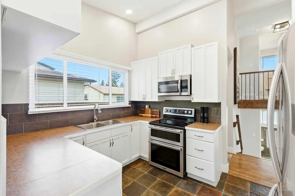 2516 63 Avenue SW Calgary AB T3E5J5