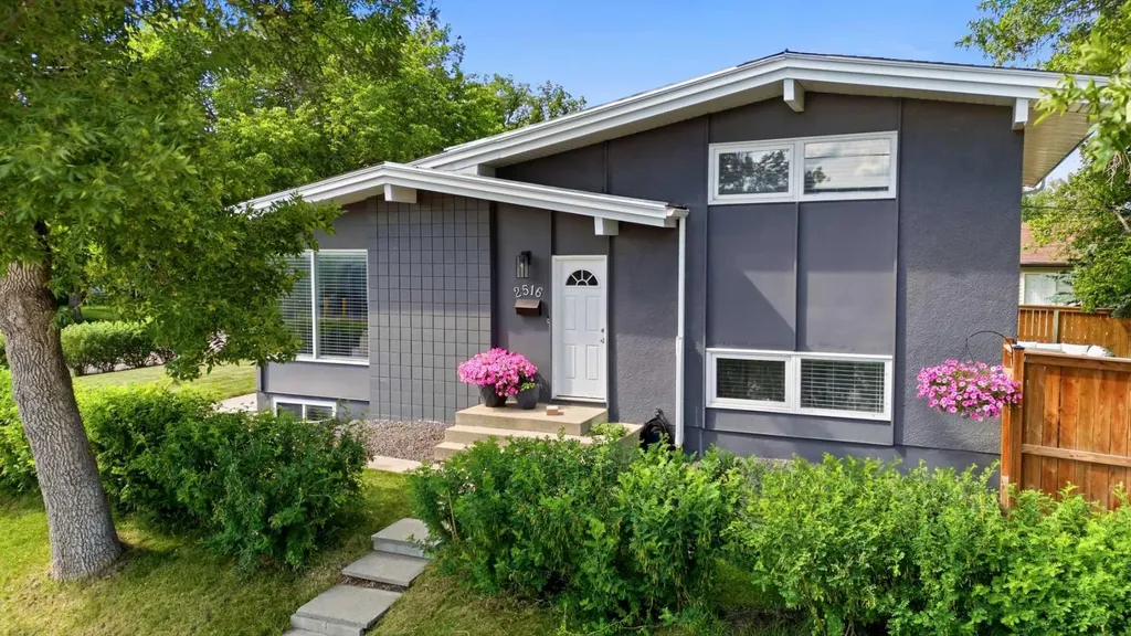 2516 63 Avenue SW Calgary AB T3E5J5