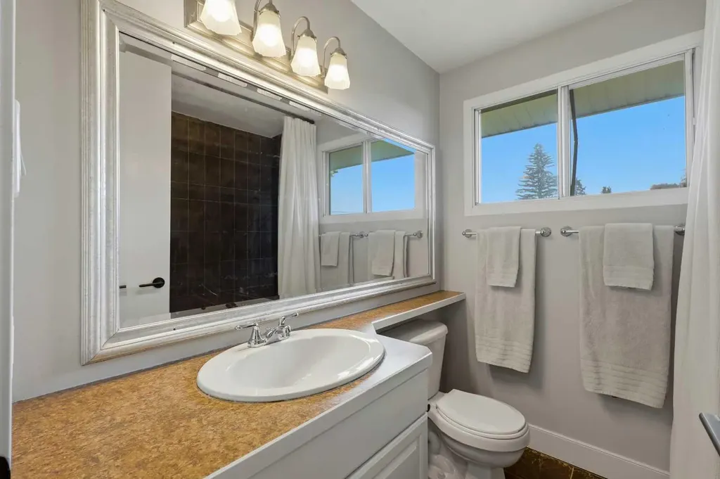 2516 63 Avenue SW Calgary AB T3E5J5
