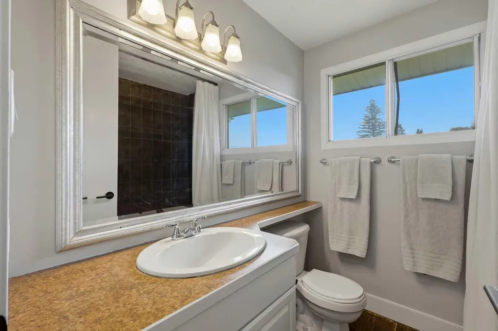 2516 63 Avenue SW Calgary AB T3E5J5