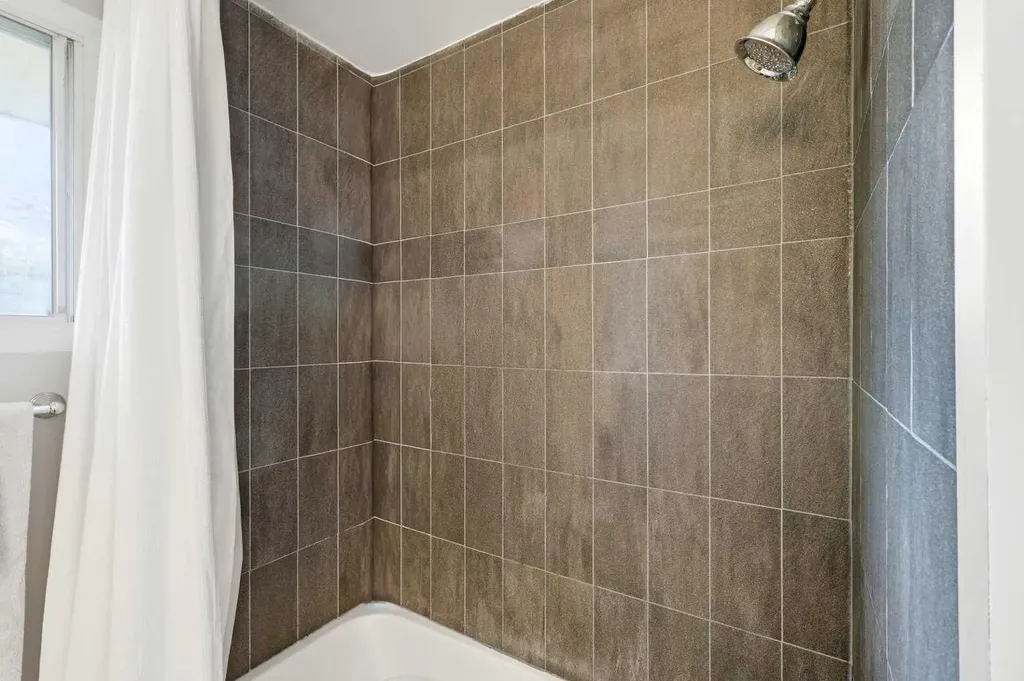 2516 63 Avenue SW Calgary AB T3E5J5