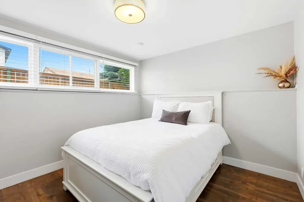 2516 63 Avenue SW Calgary AB T3E5J5