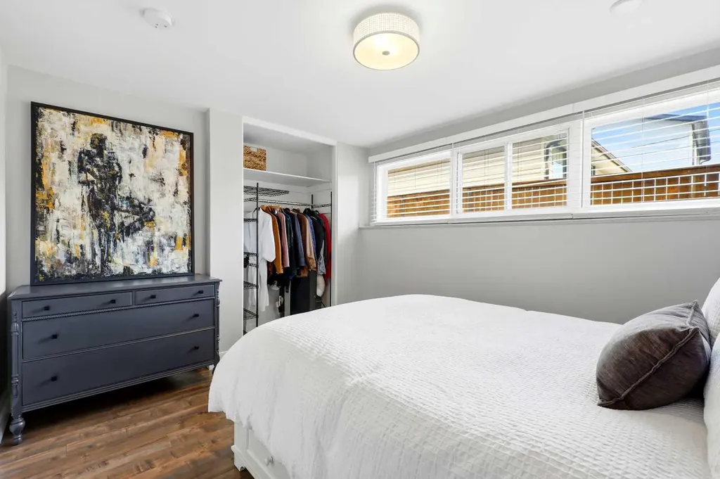 2516 63 Avenue SW Calgary AB T3E5J5