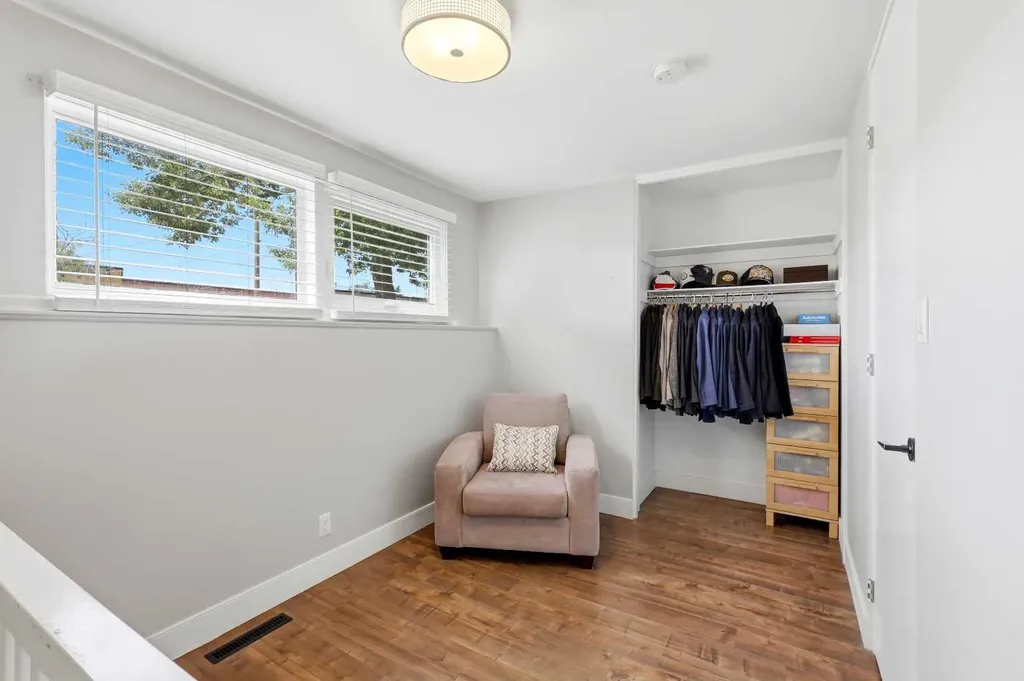 2516 63 Avenue SW Calgary AB T3E5J5