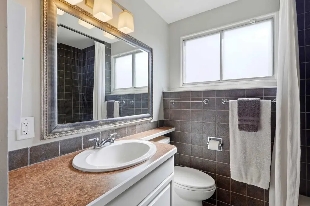 2516 63 Avenue SW Calgary AB T3E5J5
