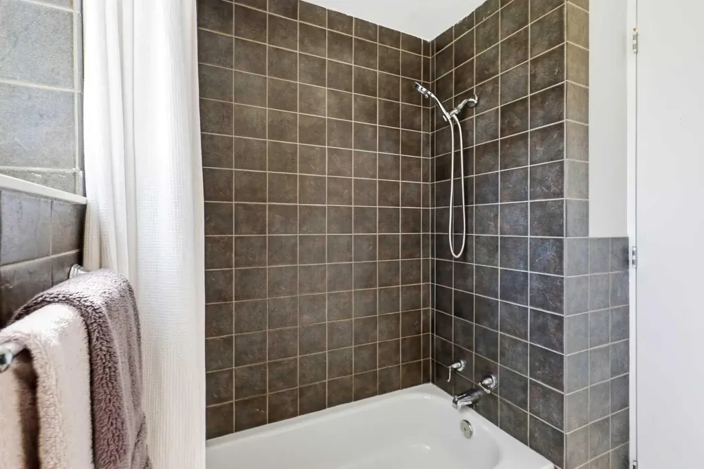 2516 63 Avenue SW Calgary AB T3E5J5