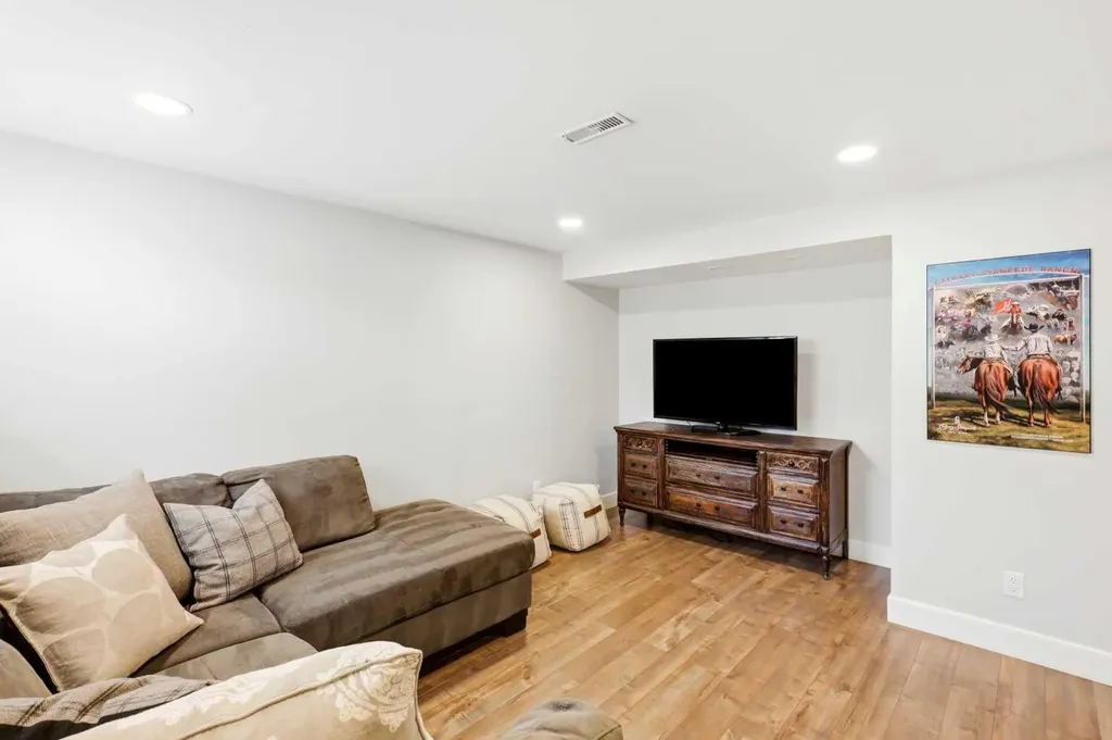2516 63 Avenue SW Calgary AB T3E5J5