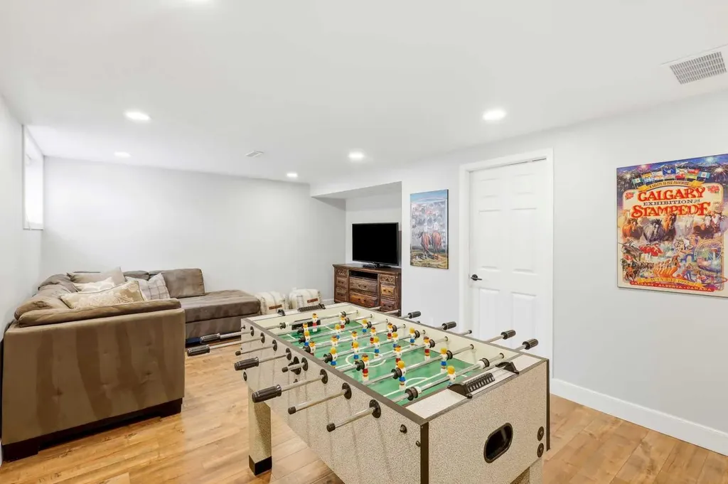 2516 63 Avenue SW Calgary AB T3E5J5