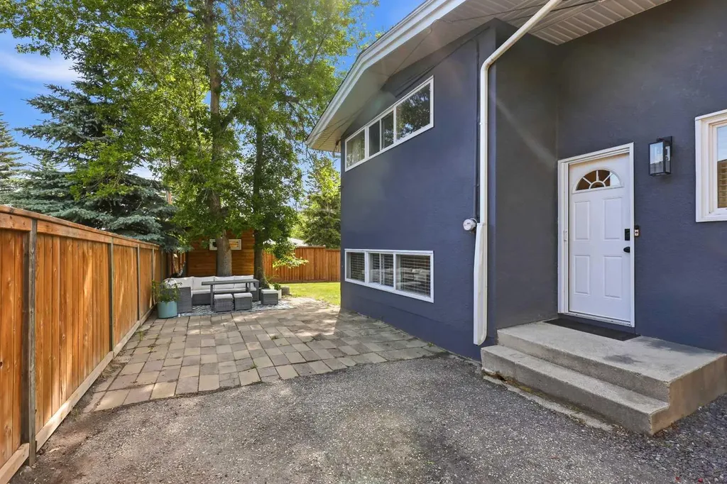 2516 63 Avenue SW Calgary AB T3E5J5