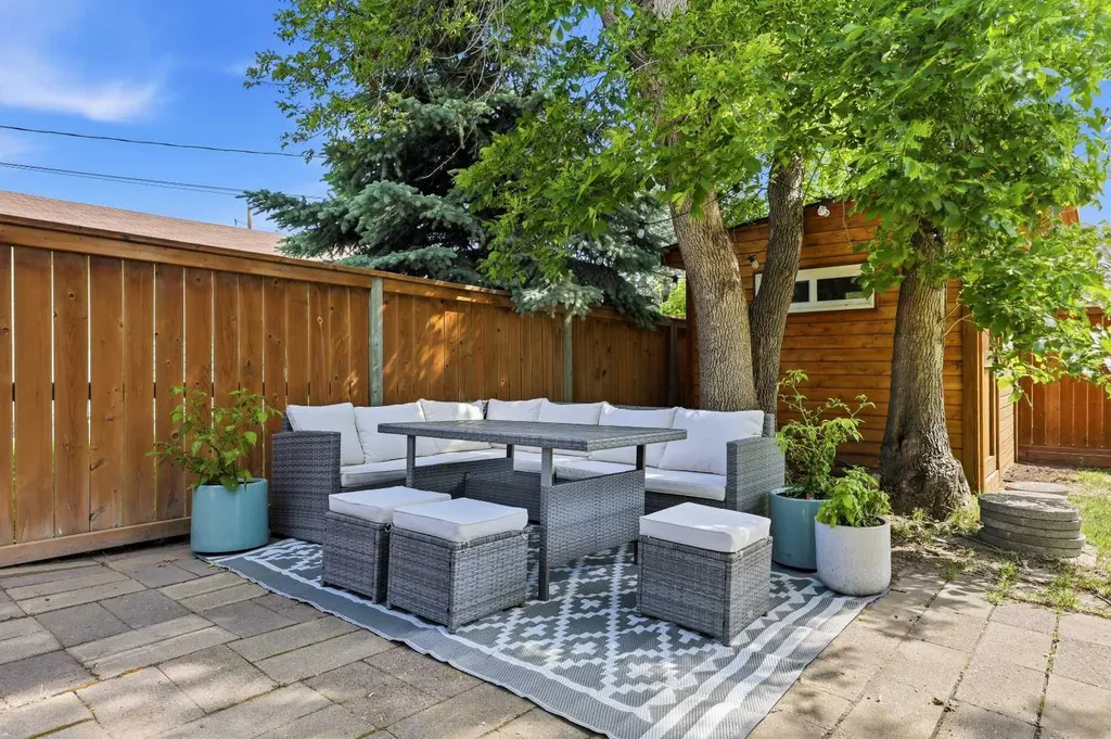 2516 63 Avenue SW Calgary AB T3E5J5