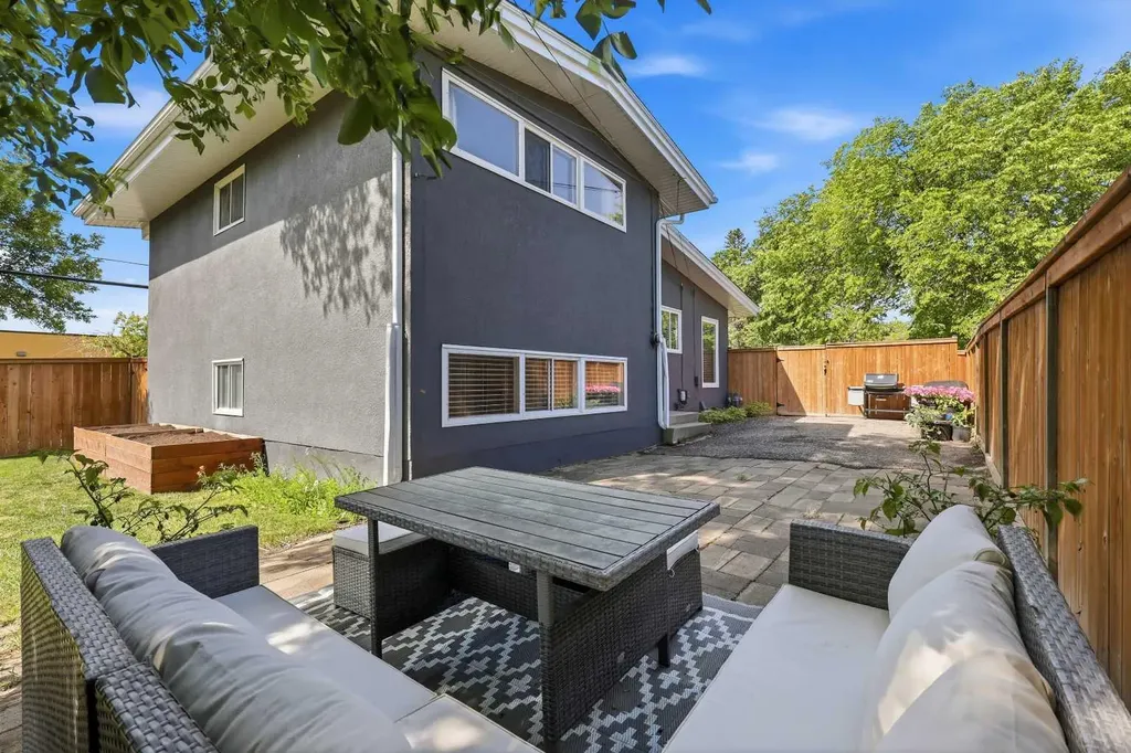 2516 63 Avenue SW Calgary AB T3E5J5