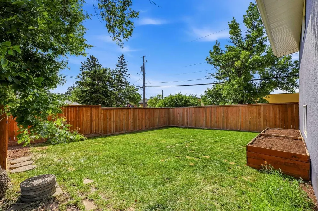 2516 63 Avenue SW Calgary AB T3E5J5