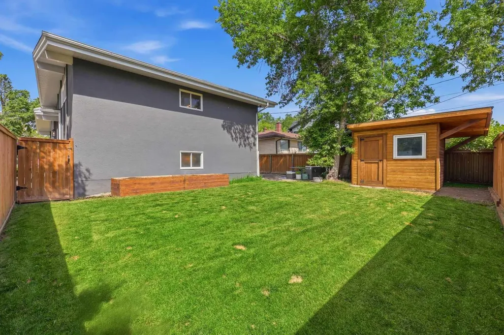 2516 63 Avenue SW Calgary AB T3E5J5