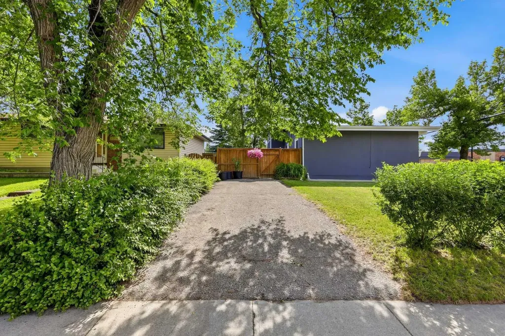 2516 63 Avenue SW Calgary AB T3E5J5