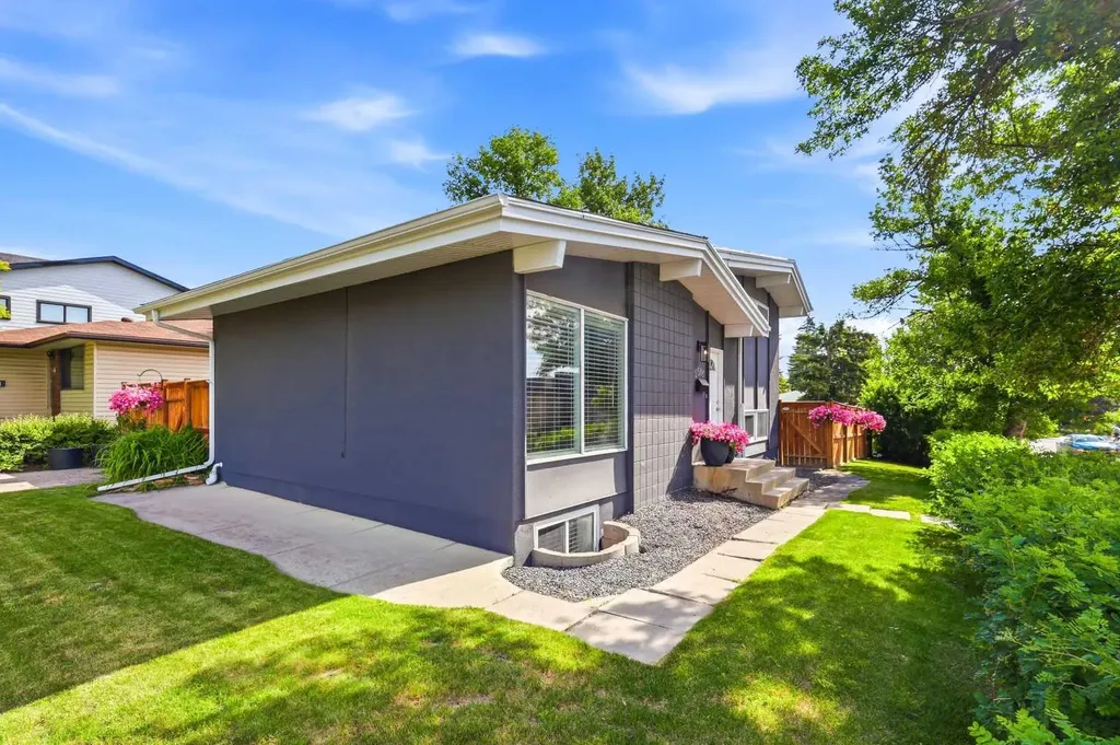 2516 63 Avenue SW Calgary AB T3E5J5