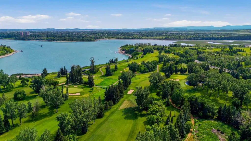 2516 63 Avenue SW Calgary AB T3E5J5