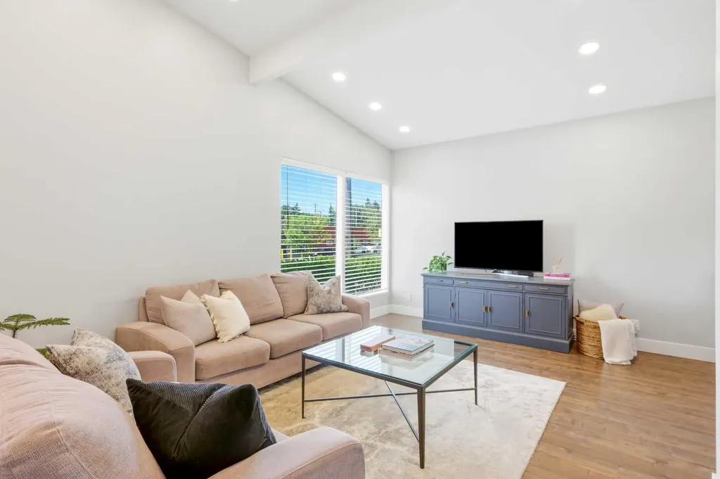 2516 63 Avenue SW Calgary AB T3E5J5